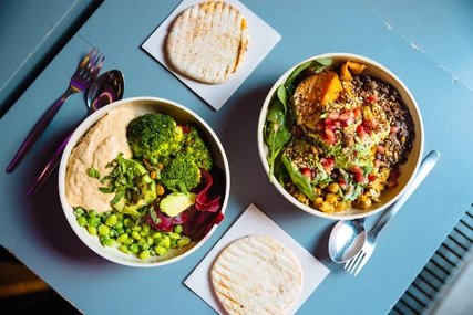 Vegane Bowls Vegane Bowls mit verschiedenen Gemüsen auf einem Tisch