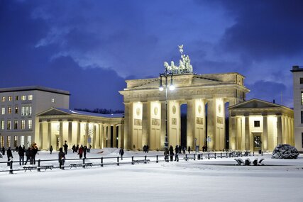 Brandenburger Tor mit Schnee im Winter