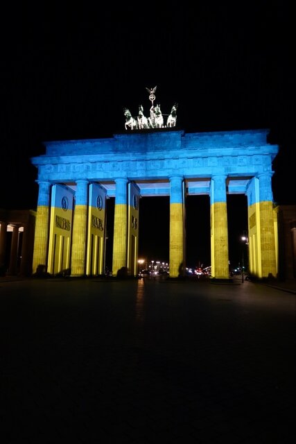 Brandenburger Tor leuchtet am Abend in ukrainischen Farben