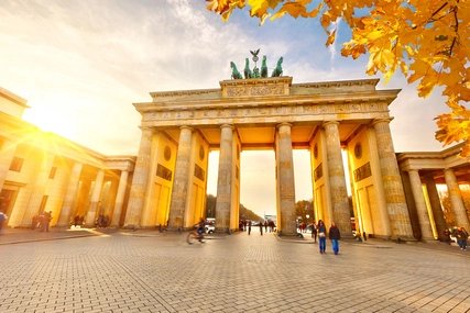 Porta di Brandeburgo in autunno Porta di Brandeburgo con Quadriga a Berlino in controluce autunnale