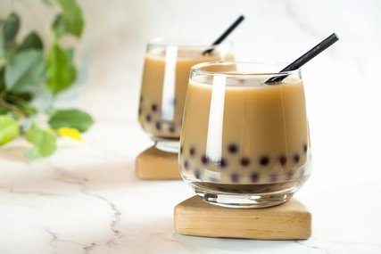 Bubble Tea in zwei Gläsern Bubble Tea in zwei Gläsern