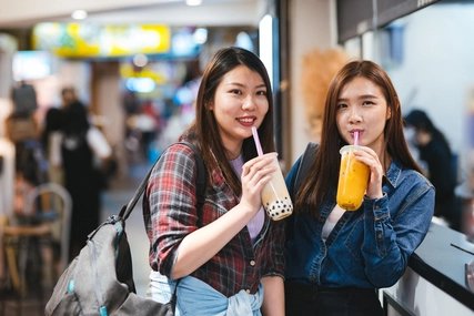 Frauen trinken Bubble Tea Frauen trinken Bubble Tea