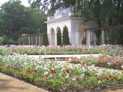 Bürgerpark in Pankow: Blumenbeet und Pavillon im Frühling