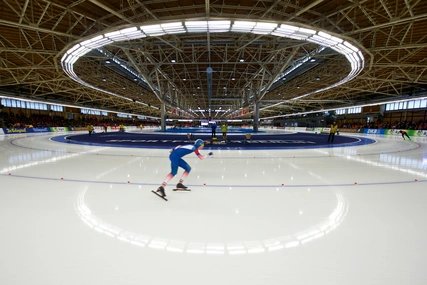 Sportforum Hohenschönhausen Eishalle mit Schlittschuhläufer im Sportforum Hohenschönhausen