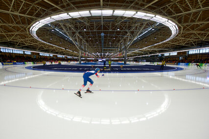 Eishalle mit Schlittschuhläufer im Sportforum Hohenschönhausen