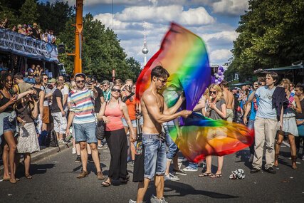 Menschen mit Regenbogenfahne auf dem CSD in Berlin
