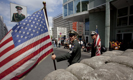 US Soldaten am Checkpoint Charlie in Berlin
