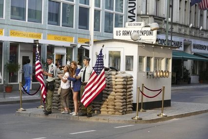Checkpoint Charlie à Berlin Friedrichstraße Touristes au Checkpoint Charlie à Berlin Friedrichstraße