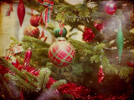 Traditionell geschmückter Weihnachtsbaum Weihnachtsbaumkugel
