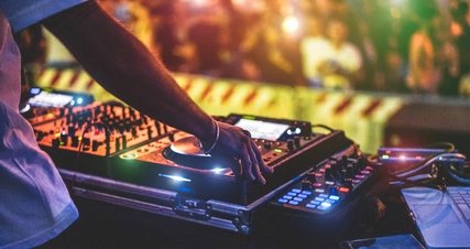 DJ am Mischpult
