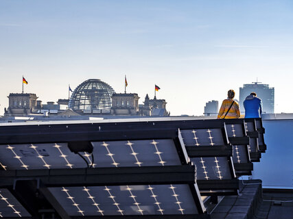 Blick vom Solardach des Futurium auf das Bundestagsgebäude in Berlin