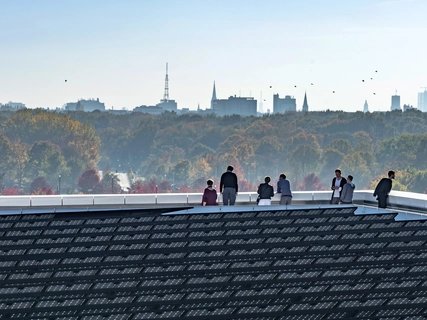 Solarzellen auf dem Dach des Futurium