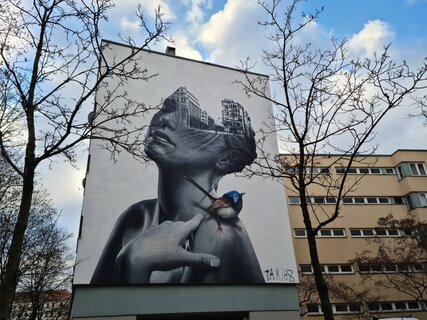 Streetart en Berlín: Mural de Tank - Dama con pájaro
