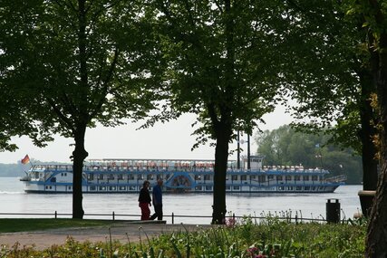 Reinickendorf an der Greenwichpromenade mit Blick auf See und Dampfer