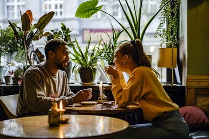 Ein Paar in einem hübschen Café