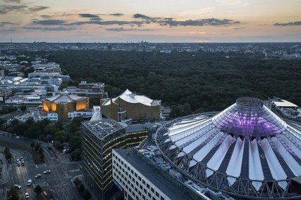 Aussicht auf Philharmonie und Sony Centrum in der Dämmerung