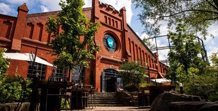 Dog Tap Brauerei DogTap Berlin, Gartenbereich vor der Historischen Backsteinfassade