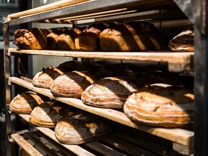 Gelagerte Brote im Domberger Brot-Werk Fertige Brote im Domberger Brot-Werk