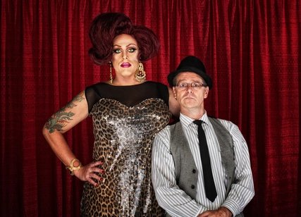 Künstler:innen bei einer Dragshow Künstler:innen bei einer Dragshow in Berlin