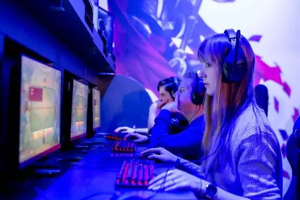 EGX Berlin: Menschen mit Kopfhörern an Desktop Computer EGX Berlin: Menschen mit Kopfhörern an Desktop Computer