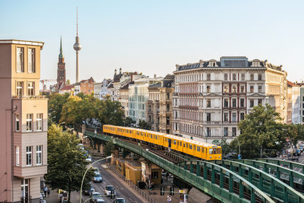 Ferrovia sopraelevata presso Schönhauser Allee, angolo Eberswalder Straße con vista sulla torre della televisione a Berlino Prenzlauer Berg