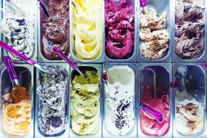 Mangiare il gelato, varietà colorata