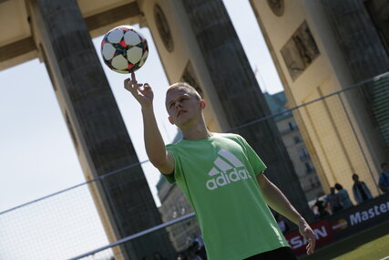 Brandenburger Tor Berlin con giocatore di calcio