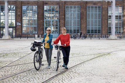 Fahrradfahrerinnen bei AEG am Humboldthain