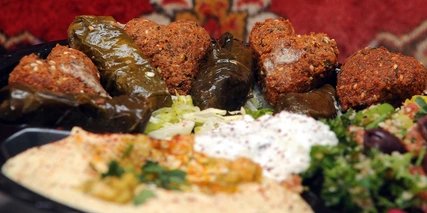 Mezze - Teller Orientalische Speisen gefüllte Weinblätter, Hummus, Falafel in herzform