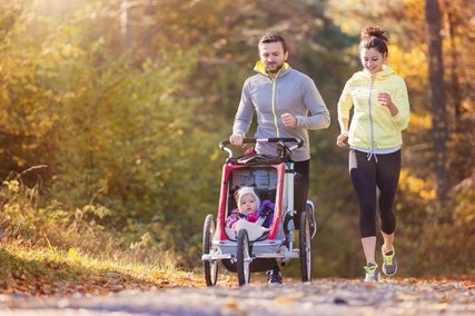 Eine junge Familie beim Joggen