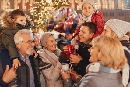 Familie auf dem Weihnachtsmarkt Glückliche Familie auf dem Weihnachtsmarkt
