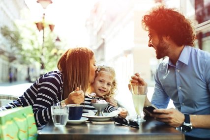 Familie im Cafe Sommer