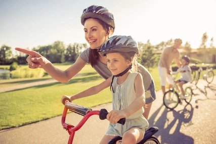 Mother and daughter on bike Families in Berlin - Mother and daughter on bike