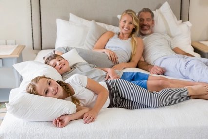 Familie im Hotelzimmer Familie mit Kindern im Hotel