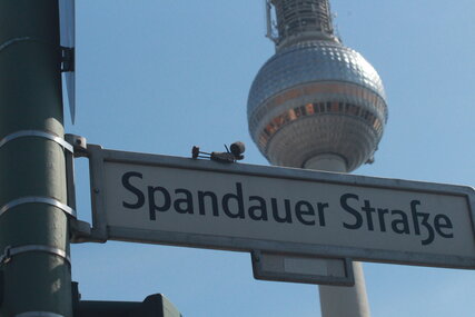 Korkmännchen Spandauer Straße mit Fernsehturm im Hintergrund 
