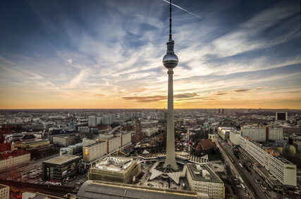 Berlin bei Sonnenuntergang mit Blick auf den Fernsehturm