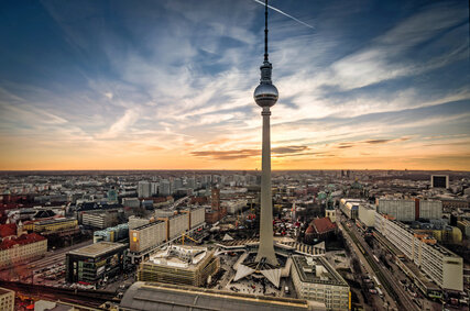 La torre della televisione di Berlino al tramonto come panorama
