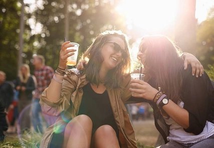 junge Mädchen auf Musikfestival