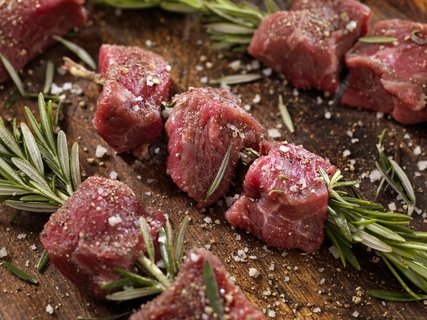 Raw Beef Rosemary Skewers Rohes Fleisch mit Rosmarin