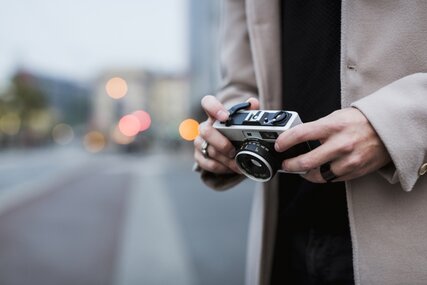 Hobbyfotograf mit seiner Kamera in Berlin