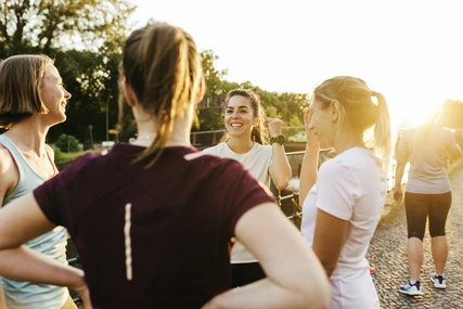 Sportliche Frauen Fitness Group Chatting Before City Run