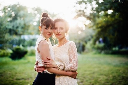 Bei der Hochzeit Frisch verheiratetes lesbisches Paar