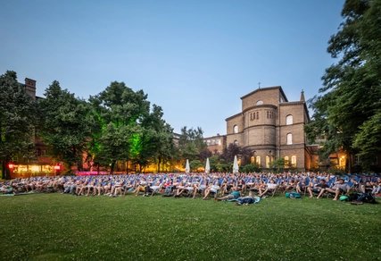 Freiluftkino im Kunstquatier Bethanien Freiluftkino im grünen Innenhof des Kunstquartiers Bethanien in Berlin