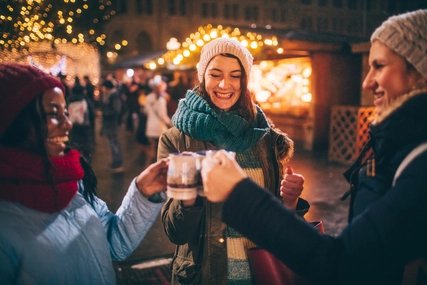 Freundinnen trinken Glühwein