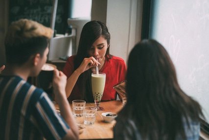 Freundinnen und Freund im Café Freundinnen und Freund im Café
