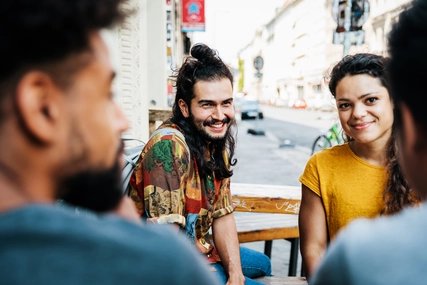 Freundesgruppe sitzt im Café