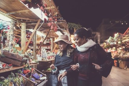 Freundinnen auf dem Weihnachtsmarkt Freundinnen auf dem Weihnachtsmarkt
