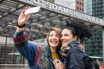 Frauenpaar unterwegs in Berlin