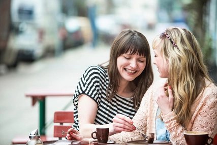 Zwei Freundinnen im Café