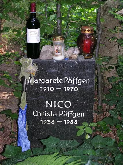 Grab der Sängerin Nico und ihrer Mutter auf dem Friedhof Grunewald-Forst